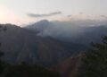 Bomberos forestales combaten incendios en lomas de Monseñor Nouel y San Juan