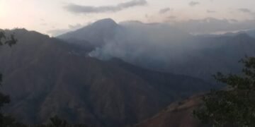 Bomberos forestales combaten incendios en lomas de Monseñor Nouel y San Juan