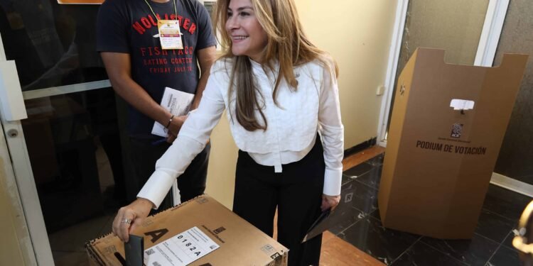 Carolina Mejía ejerce su derecho al voto en las elecciones municipales