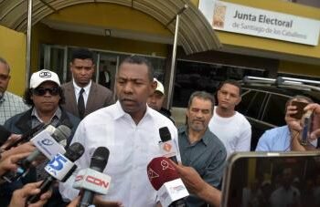 Denuncian «graves irregularidades» en proceso de escrutinios en Santiago Oeste