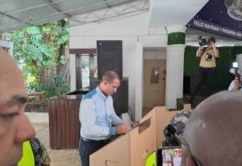 Domingo Contreras vota y llama a la ciudadanía a acudir a las urnas