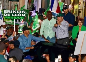 Leonel Fernández denuncia que el gobierno está repartiendo electrodomésticos y bonos por campaña