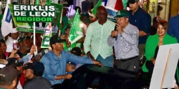 Leonel Fernández denuncia que el gobierno está repartiendo electrodomésticos y bonos por campaña