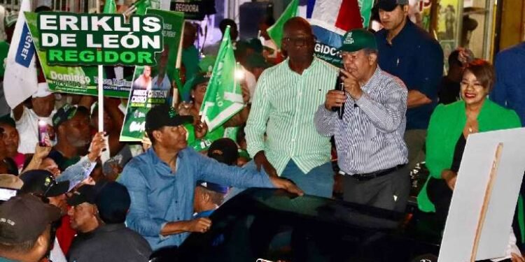 Leonel Fernández denuncia que el gobierno está repartiendo electrodomésticos y bonos por campaña