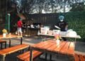 Restaurante improvisado en plena calle pone en peligro a comensales y agudiza tapones en Galá