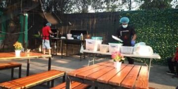 Restaurante improvisado en plena calle pone en peligro a comensales y agudiza tapones en Galá