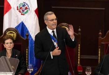Abinader tiene que inaugurar 30 obras este mes para no violar la ley electoral.