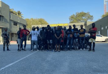 Apresan hombre en San Juan transportando a 19 haitianos ilegales en una yipeta