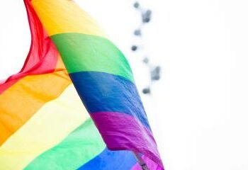 Casa Blanca busca derogar veto a bandera del orgullo LGBT en oficinas estatales