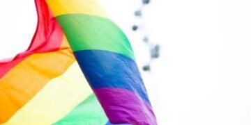 Casa Blanca busca derogar veto a bandera del orgullo LGBT en oficinas estatales