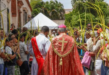 Cientos de personas se reúnen en la catedral de Nuestra Señora de la Encarnación en Domingo de Ramos