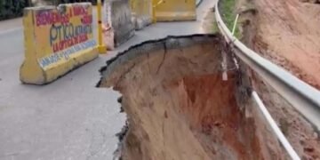 Colapsa un tramo de la carretera que comunica los municipios Constanza y Jarabacoa