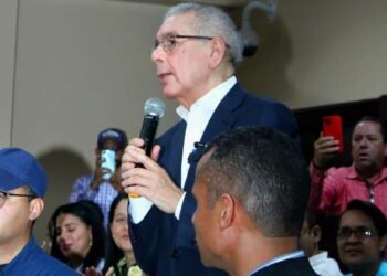 Danilo Medina llama a peledeístas a «no permitir que le compren cédulas»