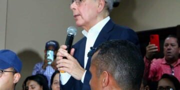 Danilo Medina llama a peledeístas a «no permitir que le compren cédulas»