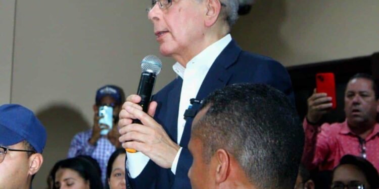 Danilo Medina llama a peledeístas a «no permitir que le compren cédulas»