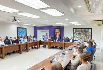 Danilo Medina se reúne con la dirección del PLD en Elías Piña