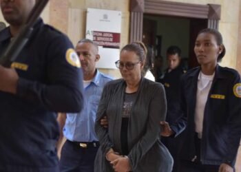 Arresto domiciliario y grilletes a mujer acusada de pagar por muerte de su esposo