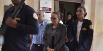 Arresto domiciliario y grilletes a mujer acusada de pagar por muerte de su esposo