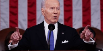 Biden anuncia que triplicará los aranceles al acero de China para ganarse el voto obrero