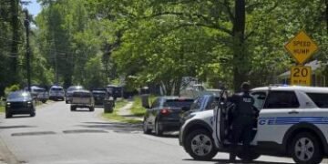 Delincuente mata a tres policías y hiere a cinco que lo fueron a apresar en Carolina del Norte