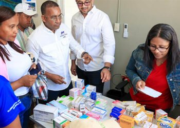 Departamento Aeroportuario y Fundación Cruz Jiminián benefician cientos de personas en operativo médico realizado en Oviedo, Pedernales