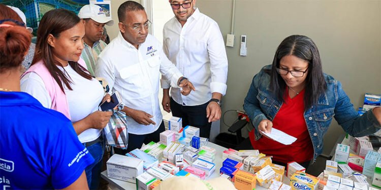 Departamento Aeroportuario y Fundación Cruz Jiminián benefician cientos de personas en operativo médico realizado en Oviedo, Pedernales
