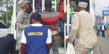 Gobierno somete a agentes de Migración que incurren en actos de corrupción, dice Abinader