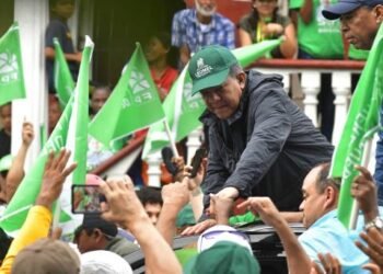 Leonel Fernández moviliza a sus simpatizantes en Santo Domingo Este