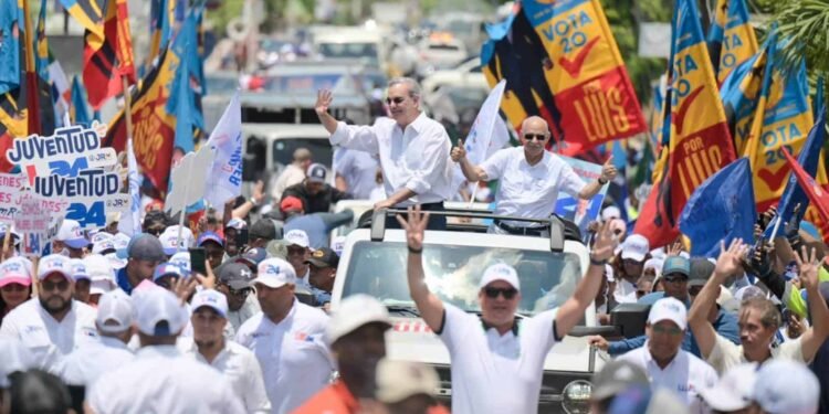 Luis Abinader realiza caravanas junto a candidatos congresuales en las provincias del noroeste