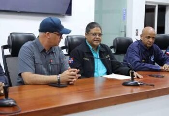 Ministro Administrativo de la Presidencia visita el COE para dar seguimiento a la vaguada