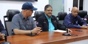 Ministro Administrativo de la Presidencia visita el COE para dar seguimiento a la vaguada