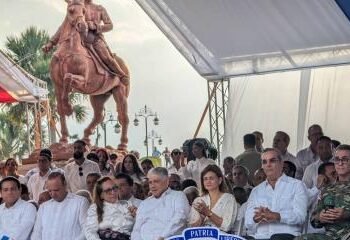 Presidente Abinader encabeza desfile por 180 aniversario de la Batalla del 30 de marzo bajo lluvia
