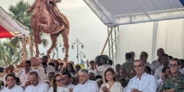Presidente Abinader encabeza desfile por 180 aniversario de la Batalla del 30 de marzo bajo lluvia