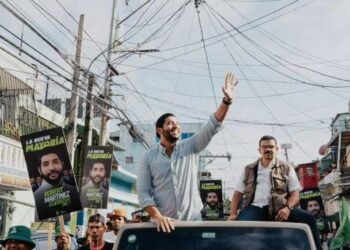 Robert Martínez formaliza inscripción como candidato a diputado ante la JCE