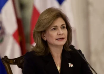 Vicepresidenta Raquel Peña aterriza en Aeropuerto El Catey por prevención de mal tiempo