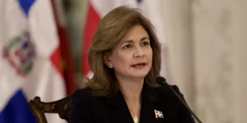 Vicepresidenta Raquel Peña aterriza en Aeropuerto El Catey por prevención de mal tiempo