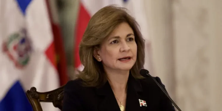 Vicepresidenta Raquel Peña aterriza en Aeropuerto El Catey por prevención de mal tiempo