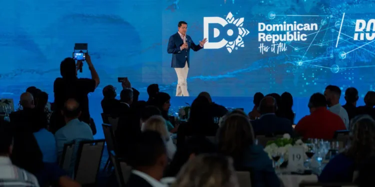 David Collado presenta la República Dominicana en Orlando