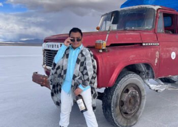 Felipe Bacca en el Salar de Uyuni: Un Viaje por la Magia y Tradición de Bolivia