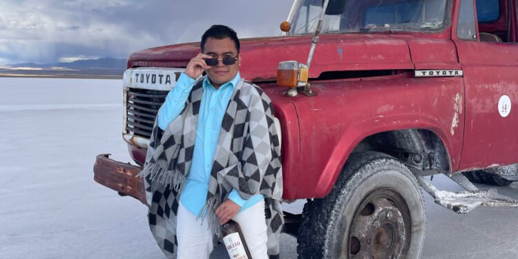 Felipe Bacca en el Salar de Uyuni: Un Viaje por la Magia y Tradición de Bolivia