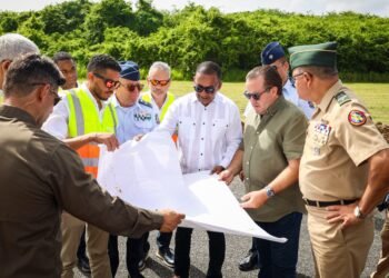 Autoridades supervisan trabajos de intervención a pista de aterrizaje de la FARD
