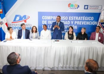 Víctor Pichardo y funcionarios del DA ratifican mediante firma, compromiso con la ética, la integridad y la transparencia institucional