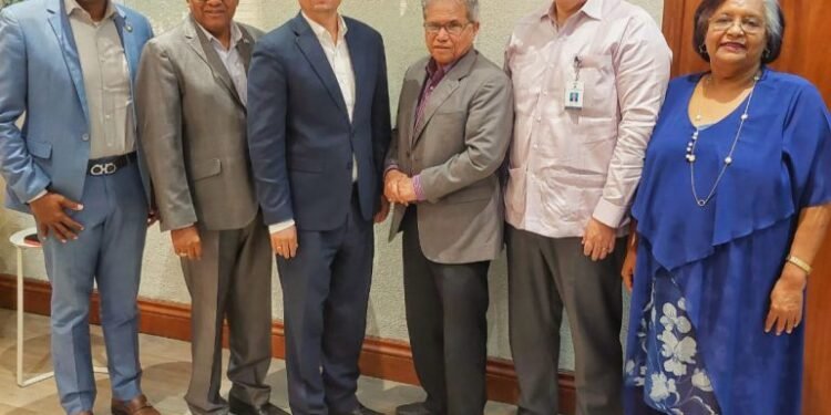 CMD y Ministerio de Hacienda analizan salarios de los medicos pensionados