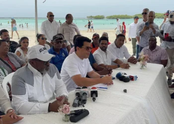 David Collado anuncia remozamiento de la playa de Boca Chica