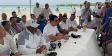 David Collado anuncia remozamiento de la playa de Boca Chica