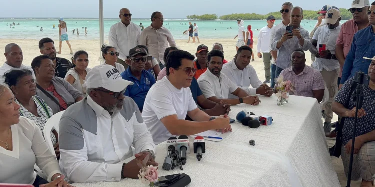David Collado anuncia remozamiento de la playa de Boca Chica