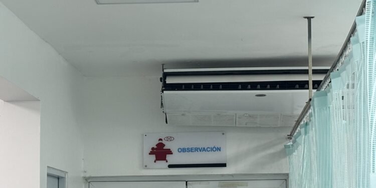 Denuncian aires acondicionados de varias áreas Hospital de Yamasá están dañados, incluyendo Emergencia