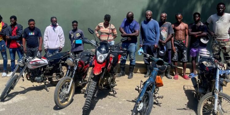 Ejército detiene 12 haitianos indocumentados en cinco motocicletas durante operativos en Montecristi