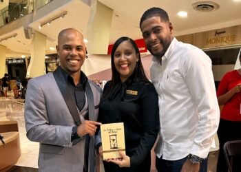 El Neuroterapeuta y Coach, Elohin José, lanzó el libro “De Esclavo a Dueño del Tiempo” y compartió su visión en una conferencia