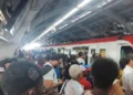 Largas filas continúan por suspensión del servicio del Metro en Villa Mella